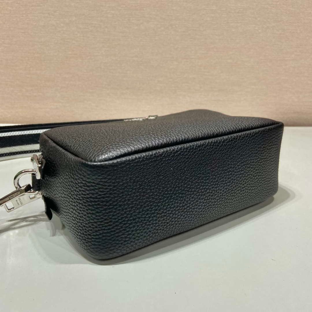 Prada Leather bag with shoulder strap 1BH082 Black