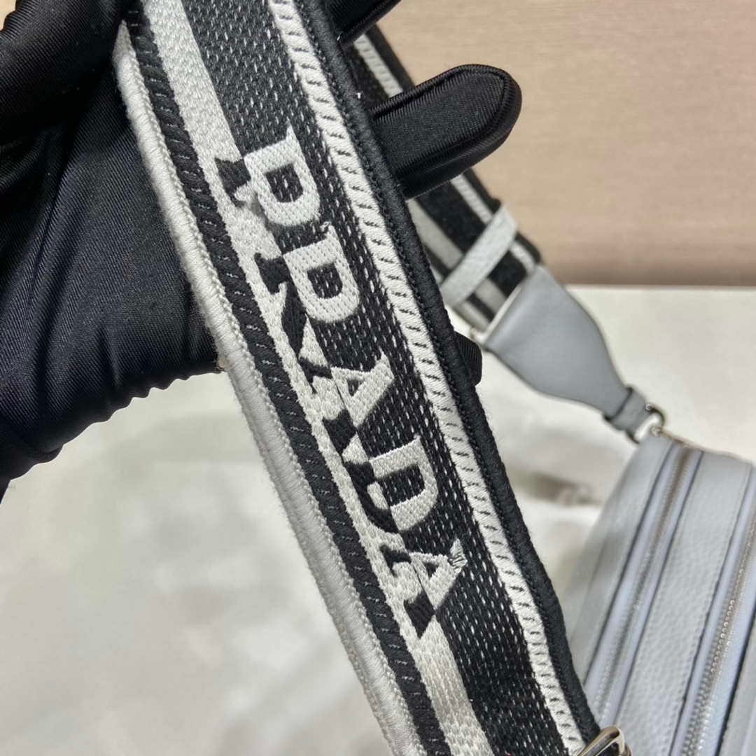 Prada Leather bag with shoulder strap 1BH082 White
