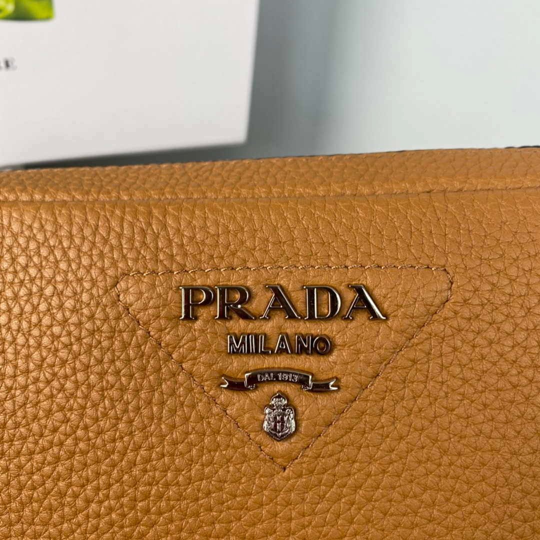 Prada Leather bag with shoulder strap 1BH082 brown