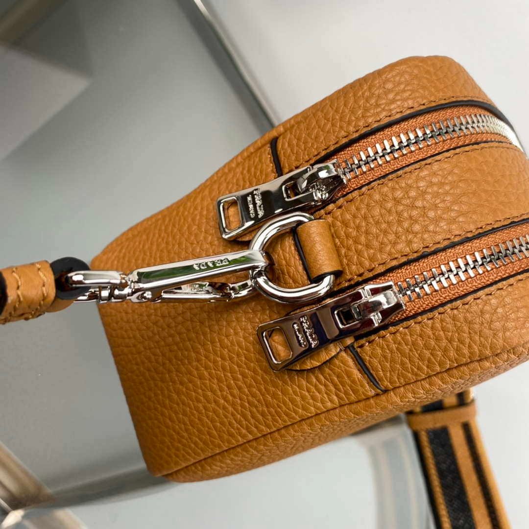 Prada Leather bag with shoulder strap 1BH082 brown