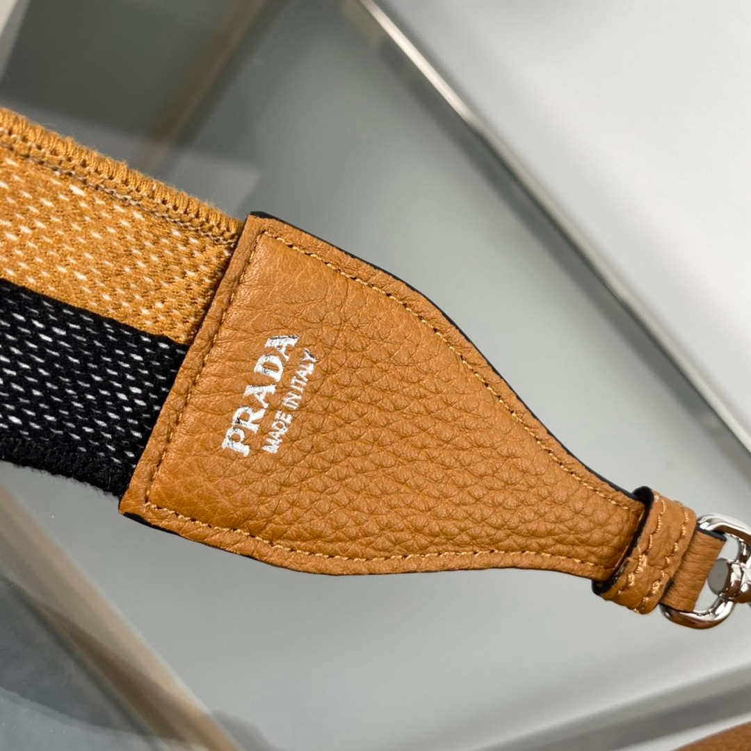 Prada Leather bag with shoulder strap 1BH082 brown