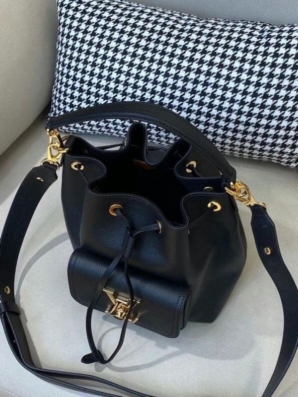 Replica Louis Vuitton Black Lockme Bucket Bag M57687 BLV718