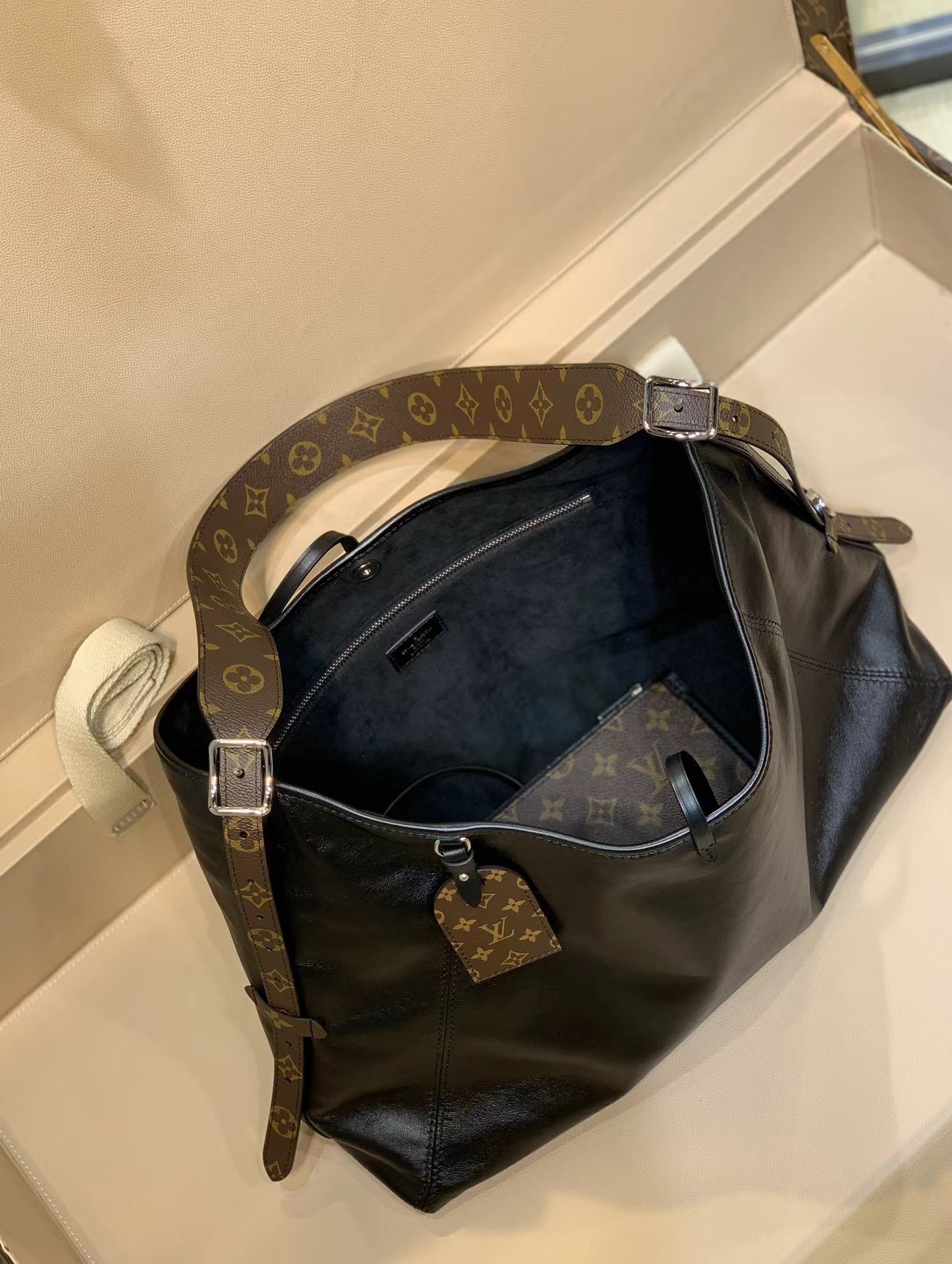 Louis Vuitton CarryAll MM M25143