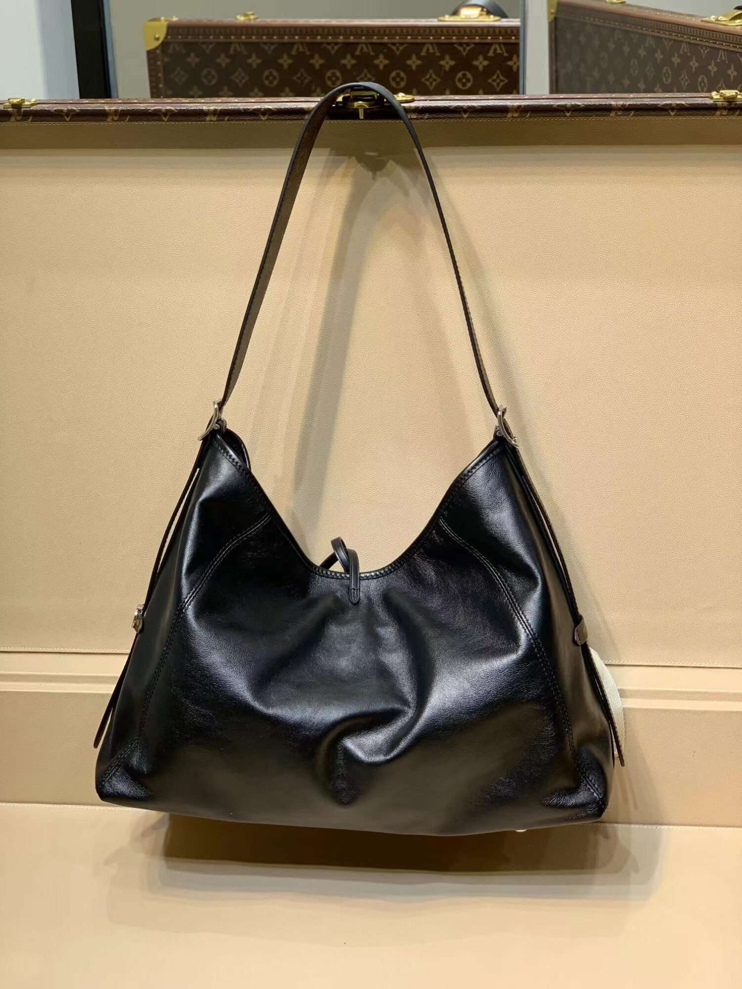 Louis Vuitton CarryAll MM M25143