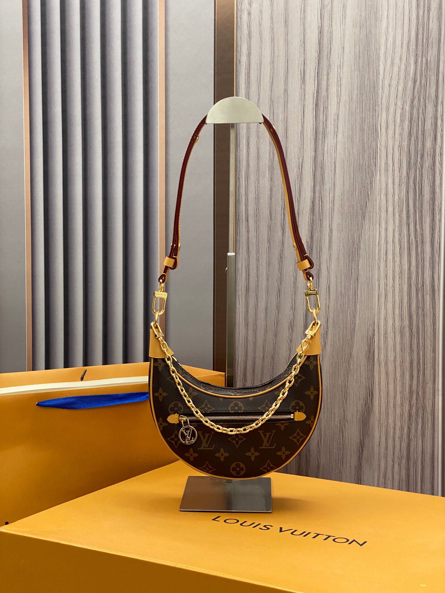 Replica Louis Vuitton  Loop   M81098