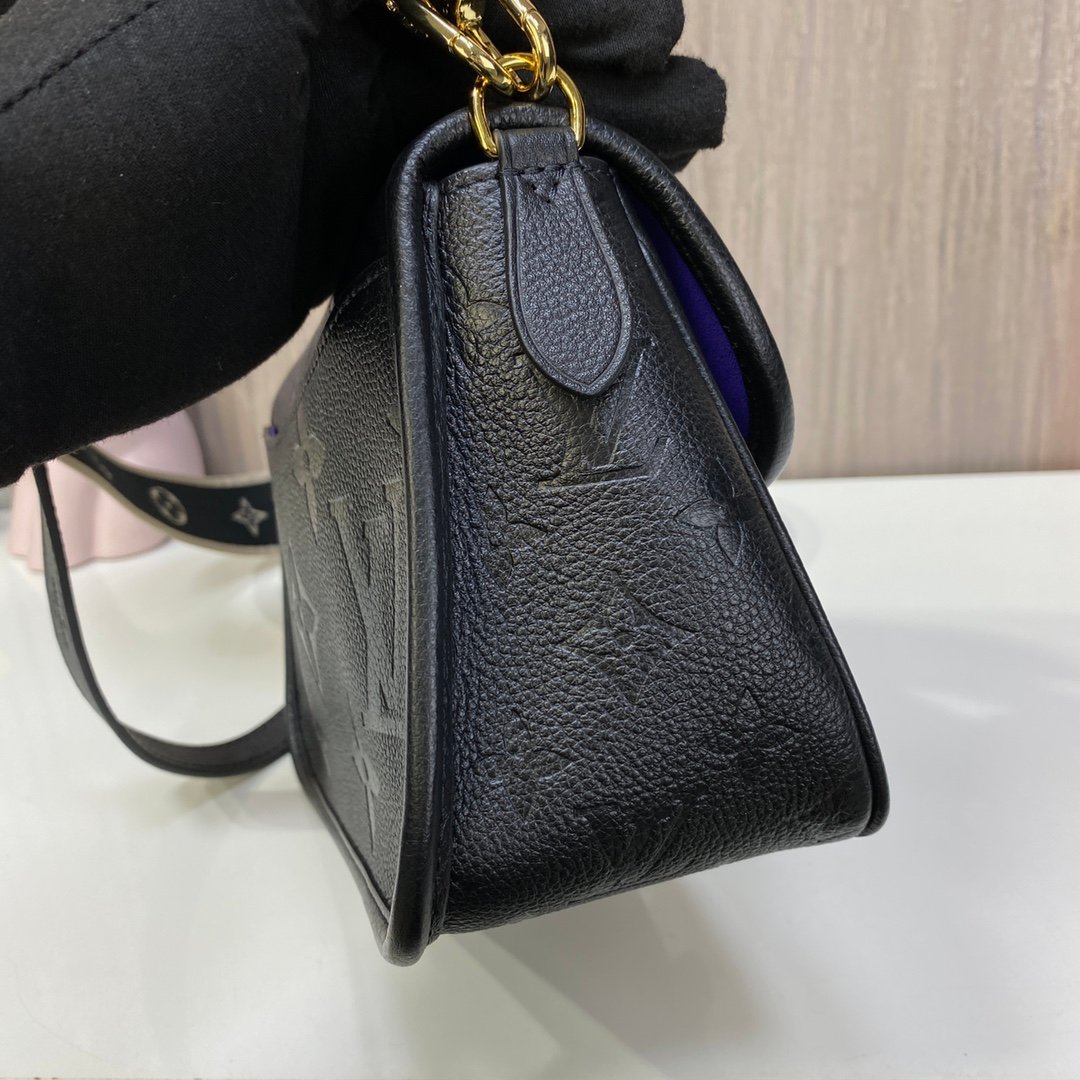 Louis Vuitton  Diane black M46386