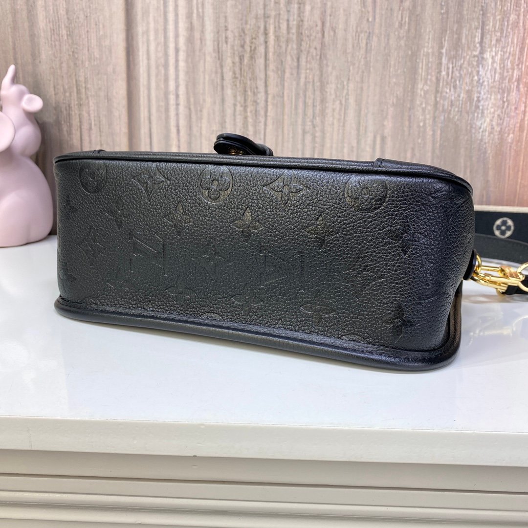 Louis Vuitton  Diane black M46386