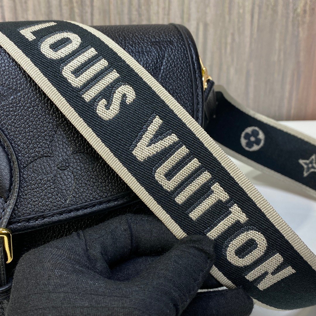 Louis Vuitton  Diane black M46386